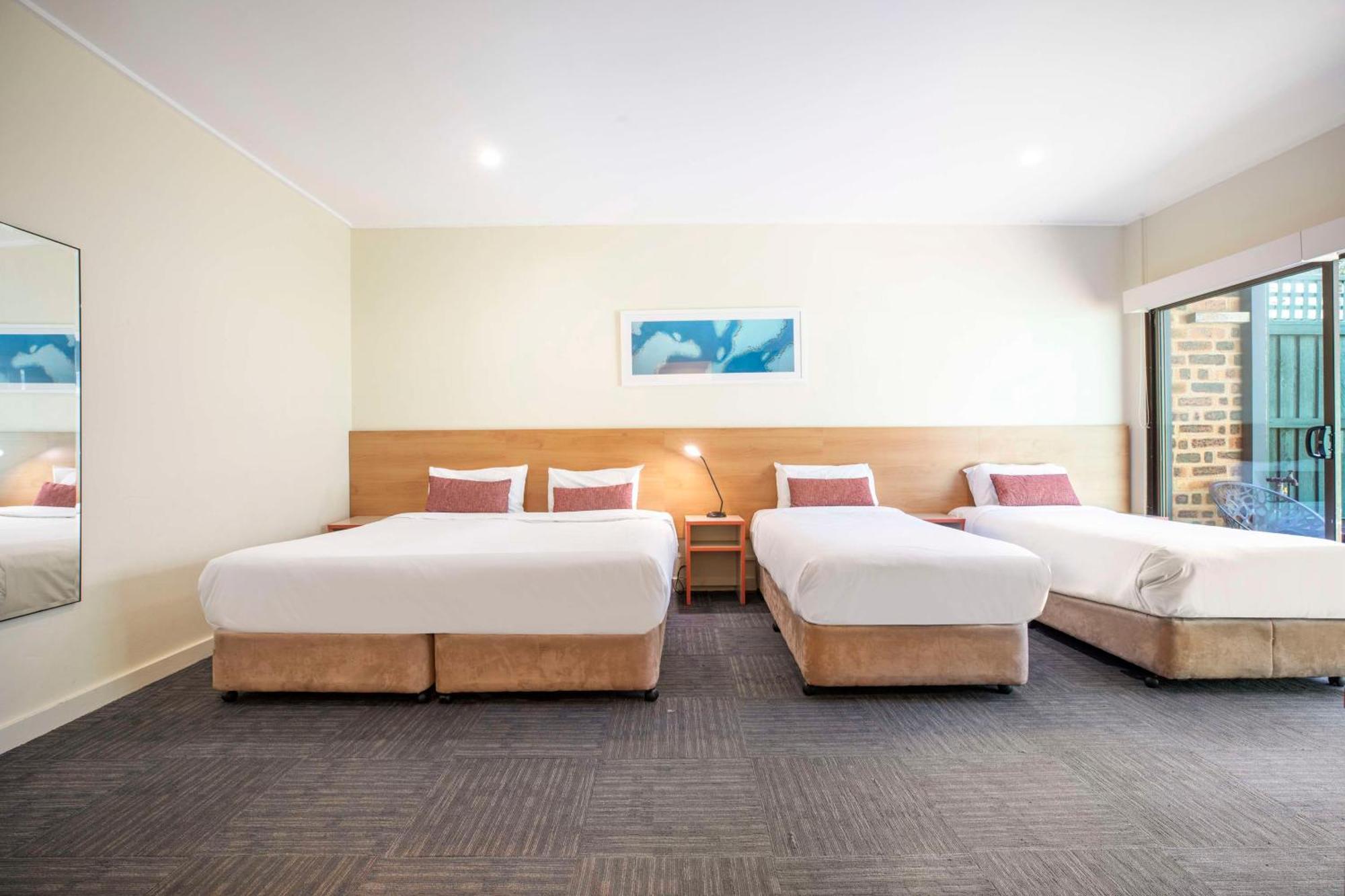 Nightcap At High Flyer Hotel Bankstown Dış mekan fotoğraf