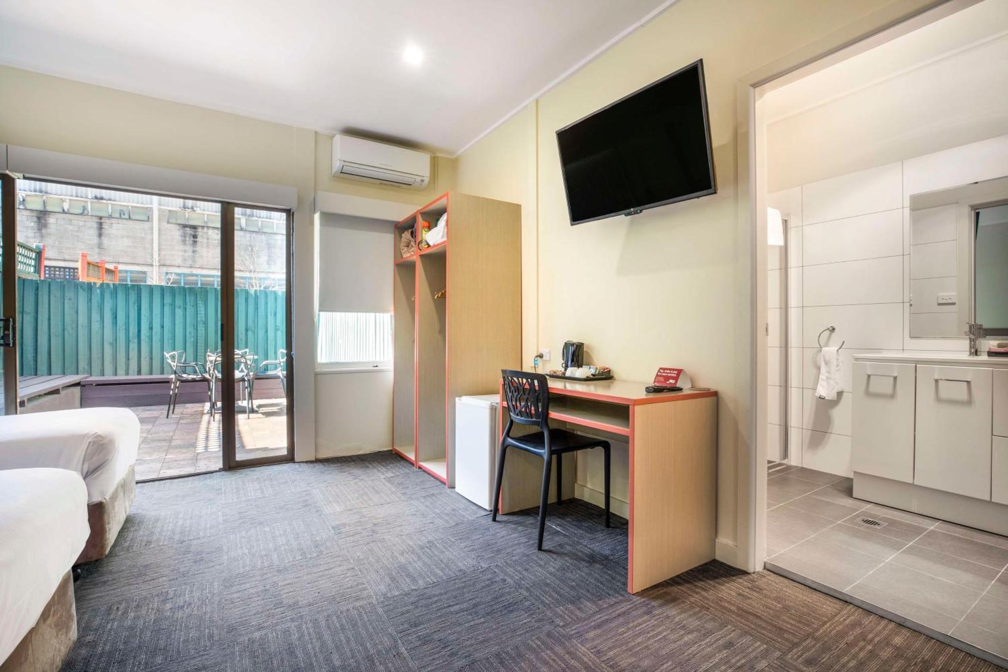 Nightcap At High Flyer Hotel Bankstown Dış mekan fotoğraf